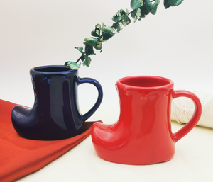 Tasses en céramique au design de bottes de Noël, vaisselle brillante rouge et bleue pour cadeaux de Noël - Product Image 5