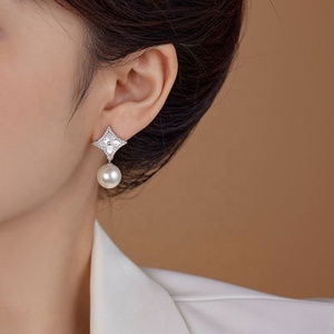 ต่างหูเงินแท้ S925 ชุบทอง ประดับเพชรซิคอน ดีไซน์ดอกไม้สี่แฉก ประดับมุกทรงอสมมาตร ดีไซน์หรูหรา - Product Image 4