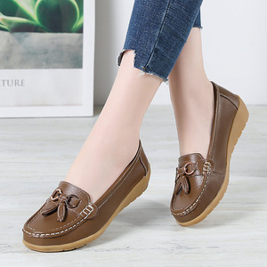 Verano hueco mujer cuero genuino Slip-On Flats nuevos mocasines suaves de una sola capa agujero de cuña para otoño para ancianos de mediana edad - Product Image 2