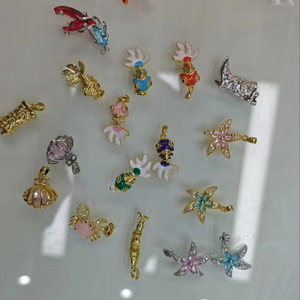 Pendentifs en laiton plaqué or avec motifs de poissons, d'étoiles de mer, de crabes et de coquillages, personnalisables, pour la création de bijoux DIY - Product Image 1