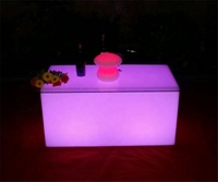 Table LED rechargeable pour bar à domicile Table LED rechargeable en plastique PE au design moderne pour restaurant, lounge, location de meubles de fête