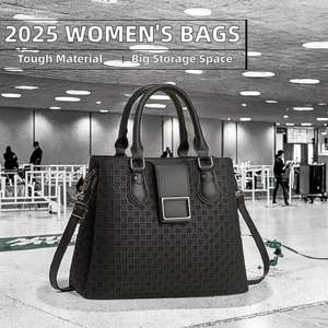 Bolsa estilo vintage en lona Vax con detalles en cuero, espaciosa, personalizable y con opciones de correa cruzada estilo mensajero. - Product Image 3