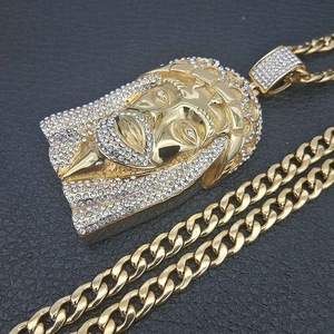 Collier pendentif visage de Jésus plaqué or yunnique avec sertissage pavé de diamants, chaîne en acier inoxydable, idéal pour un cadeau - Product Image 3