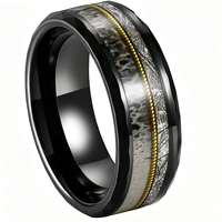 Bague martelée pour homme de 8 mm de Cheng Jewelers, en tungstène plaqué noir, avec incrustation de corne de cerf et de cordes de guitare dorées, pour fiançailles