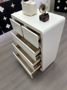 Comò Moderno Bianco in Legno a 5 Cassetti per Camera da Letto, Design Contemporaneo per Soggiorno - Product Image 4