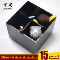 Étagère de rangement moderne en plastique noir à 4 compartiments avec finition brillante pour pinceaux de maquillage et cosmétiques