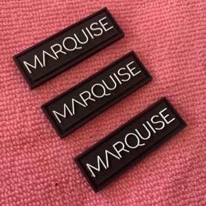 Étiquette en caoutchouc de silicone cousue, logo en relief 3D, emblème en caoutchouc pour sacs - Product Image 1