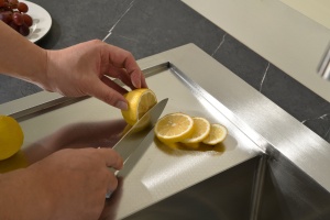 Évier de cuisine à cuve unique en acier inoxydable brossé satiné fait main avec plateau - Product Image 5