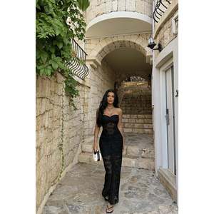 Robe en dentelle noire Ophelia pour femmes, style de fête luxueux, robe de bal empire sans bretelles, coupe A, fleurs brodées, tailles XS à XL disponibles - Product Image 2
