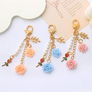 พวงกุญแจรูปดอกกุหลาบและดอกคามิเลียสำหรับแขวนกระเป๋า ผู้หญิง ดีไซน์หวาน ประดับมุก พู่ห้อย ใบไม้โลหะ ตกแต่งกระเป๋า อุปกรณ์ตกแต่งภายในรถยนต์ - Product Image 4