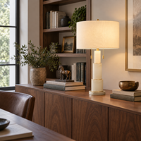 Lampe de table moderne en marbre blanc avec abat-jour en tissu crème, accents dorés et chaînes de tirage pour chambre à coucher, chevet, salon, suite d'hôtel