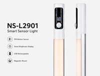 Système d'éclairage linéaire LED intelligent pour armoire de maison connectée avec affichage numérique moderne, télécommande et fonctions de gradation