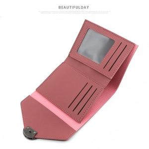 Portefeuilles courts pour femmes à prix de gros, fermeture à rabat, motif lettres, doublure PVC, porte-monnaie en cuir PU imperméable - Product Image 5