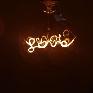 Ampoule LED dorée vintage décorative 4W E27 à filament unique en forme de cœur, 2200K, G125 pour lustre - Product Image 1