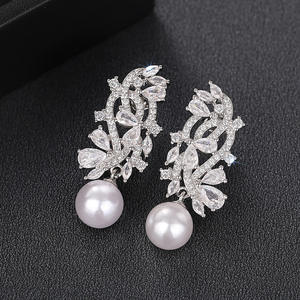 Elegantes Pendientes de Cristal con Flores y Perlas, Chapados en Oro Blanco, para Mujer, Estilo Clásico de Boda, Plata 925 con Baño de Rodio - Product Image 5