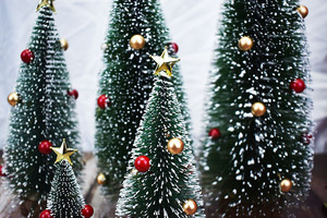 Mini arbre artificiel, petit sapin de Noël en brosse à bouteille avec boules colorées, guirlande de Noël miniature de bureau - Product Image 6