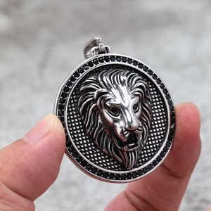 Pendentif tête de lion en acier inoxydable avec sertissage diamant, charme unisexe pour un usage quotidien - Product Image 4