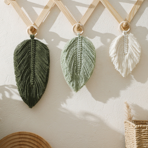 Tapiz decorativo de hojas de macramé bohemio hecho a mano con anillos de madera para decoración del hogar rústico bohemio regalo de guardería - Product Image 1