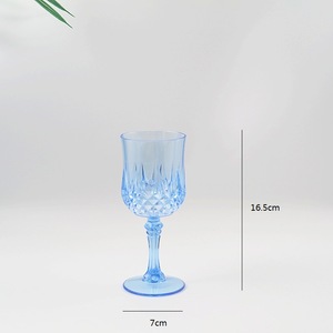 แก้วไวน์พลาสติกสีชมพูแบบมีก้าน สีพื้น สำหรับวันวาเลนไทน์ รุ่น GL014 - Product Image 3