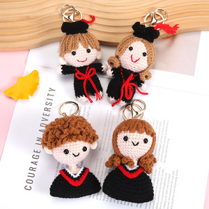 Grazioso Portachiavi Lavorato a Mano all'Uncinetto in Lana per Bambini e Bambine, Ciondolo per Borsa, Regalo di Laurea - Product Image 1