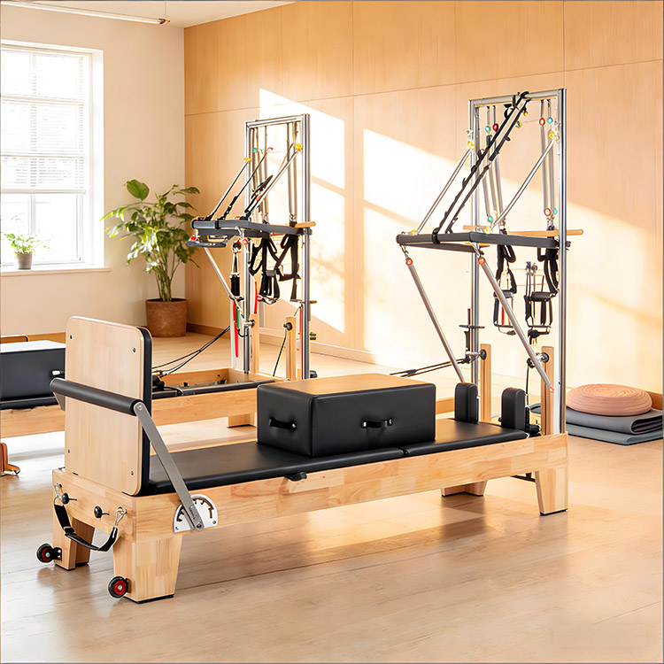 Pilates de roble marrón con torre.