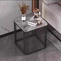 Table d'appoint moderne en marbre avec structure en métal doré, table d'appoint carrée de luxe pour salon, table de chevet de style nordique pour chambre à coucher