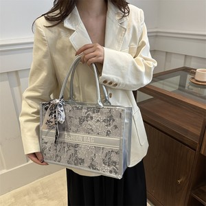 Bolso de Hombro Bordado de Moda Estilo 2026, con Sensación de Alta Gama, Gran Capacidad, Apto para Viajes Diarios y Uso Casual - Product Image 6