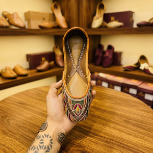 Zapatos de Mujer con Bordado, Impermeables, de Cuero Genuino en la Parte Superior y Suela, Duraderos, Modernos, Elegantes, Estilo Tradicional Indio - Product Image 1