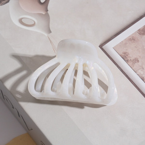 Pince à cheveux élégante en acétate de cellulose, moyenne, creuse, personnalisable et colorée - Product Image 2