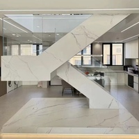 Escalier en marbre et en acier avec bande de roulement en quartz antidérapante et lumière LED Design élégant à bas prix vente en gros