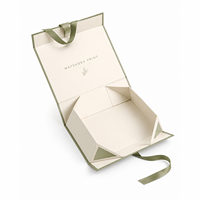 Boîte cadeau de Noël en carton rigide avec logo en relief et fermeture magnétique pour l'emballage d'ornements, vente en gros