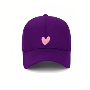Gorra de algodón con parche frontal de lentejuelas de corazón rosa - Product Image 1