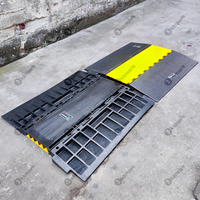 Rampe de câbles modulaire à 5 canaux en TPU conforme ADA, à emboîtement, pour événements scéniques