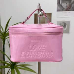 Bolsas de cosméticos impermeables de cuero PU brillante al por mayor, bolsa de maquillaje rosa con logotipo en relieve, bolsa de aseo de viaje de gran capacidad para mujer - Product Image 1