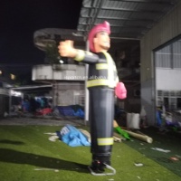 Mannequin gonflable de pompier de 3 m pour la promotion de la sécurité, idéal pour les stations de pompiers, les événements et les campagnes de sécurité publique