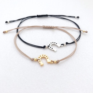 Bracciale a ferro di cavallo minimalista fatto a mano in acciaio inossidabile placcato oro Lucy regolabile gioielli regalo di amicizia alla moda - Product Image 1