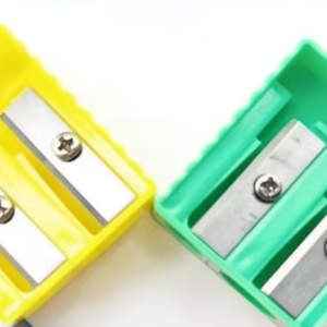 Taille-crayon plat en plastique coloré à 2 trous pour l'école, vente en gros d'usine, pour un affûtage facile et sûr pour les enfants - Product Image 3