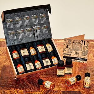 Coffret <span class=keywords><strong>Cadeau</strong></span> BBQ 70e Anniversaire – 6 Assaisonnements Secs, 4 Sauces, <span class=keywords><strong>Carte</strong></span> de Recettes – Kit de Grillades Gourmand – <span class=keywords><strong>Cadeau</strong></span> d'Anniversaire Amusant pour - Product Image 6