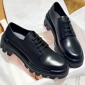 Chaussures décontractées de luxe sur mesure pour hommes, en cuir de haute qualité, à semelle épaisse et rouge, idéales pour le bureau, les fêtes et les mariages - Product Image 2