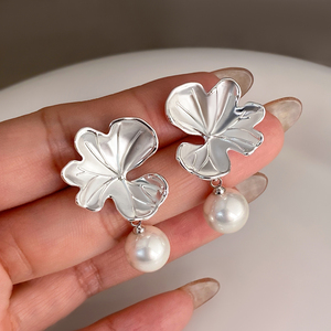 Fashion Stud Earrings Jewelry Wholesale Gold Plated Trendy <b>Leaf</b> Flower Pearl Earrings for Women - Product Image 3