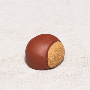 Oogishido Tea Pets Adornos decorativos con forma de fruta de castaño y longan para uso en mesa, calidad de primera clase - Product Image 3
