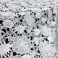 Nouveau design dentelle africaine soluble dans l'eau blanc cassé 3D à fleurs, tissu en dentelle filet française avec pierres, dentelle guipure à cordon
