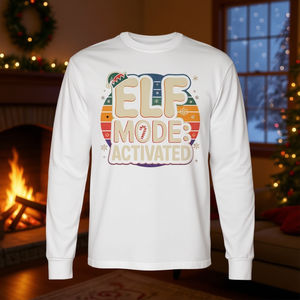 Camiseta de manga larga retro con diseño navideño activado en modo elfo, diversión familiar festiva de invierno - Product Image 3