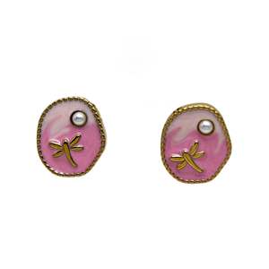 Pendientes de Moda con Diseño de Libélula en Esmalte Rosa y Chapado en Oro, con Acento de Perla, Acero Inoxidable 316L, Sostenible y Resistente - Product Image 1