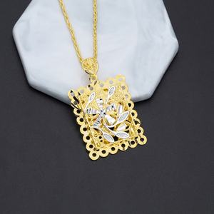 Pendentif de mariage carré grand format plaqué or 24 carats Jxx Fashion personnalisé avec sertissage griffe, bijoux unisexe pour enfants en laiton - Product Image 5