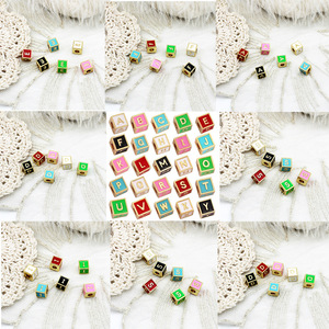 Cuentas de cubo del alfabeto coloridas |   Dijes Iniciales de Acero Inoxidable Chapados en Oro PVD de 18K para Fabricación de Joyería DIY |   Resistente al agua y duradero - Product Image 4
