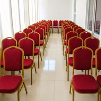 Chaises de banquet empilables à dossier couronne avec cadre doré et coussin en mousse, durables pour l'extérieur, le salon, les mariages, les hôpitaux et les ateliers