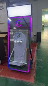 Nuovissimo Specchio Magico da 70 Pollici con Fotocamera, Macchina Interattiva per Photo Booth con Luce ad Alta Luminosità in Vendita - Product Image 2