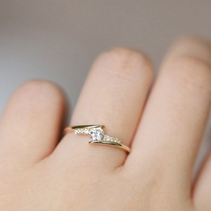 Anello con Zirconi Intrecciati per Donne, Gioiello Minimalista alla Moda - Product Image 2