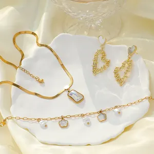 Produsen Set Perhiasan cangkang mutiara berlapis emas 18k perhiasan elegan liontin hati kalung rantai ular anting mutiara gelang